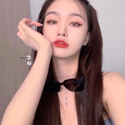 玻璃橱窗中的姑娘